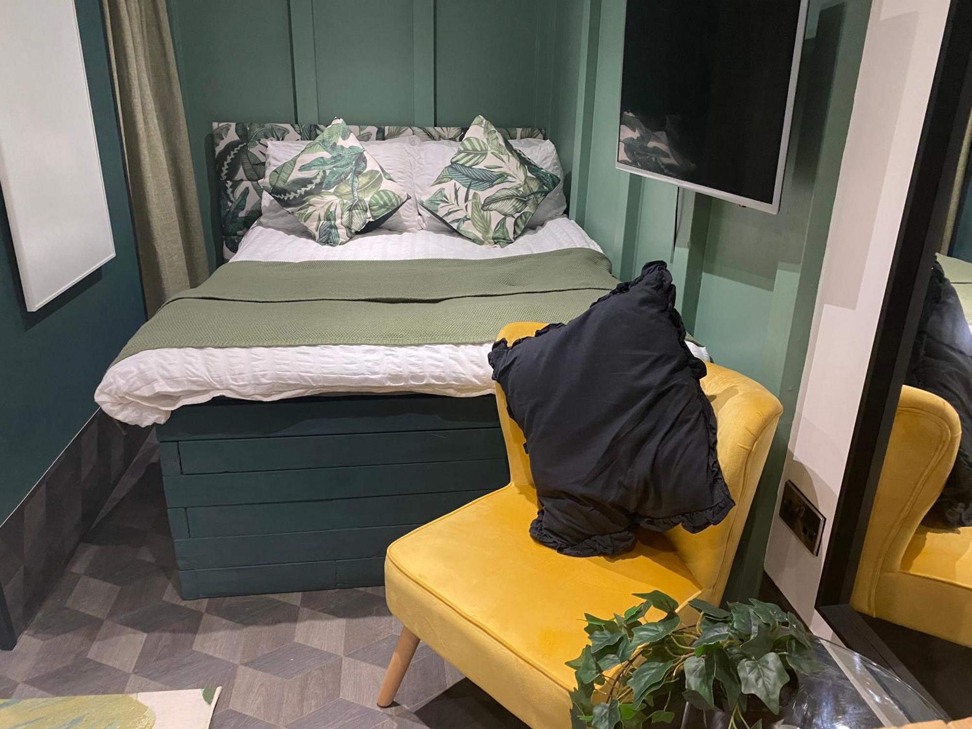 Mini Love Island Style Guest House Includes Personal Hot 24 Hour Swimming Pool, Outdoor Bathtub, Heated Dining Dome And Fire Pit, All This Is Secretly Located In The Busy Suburbs Of Nottingham Exterior foto